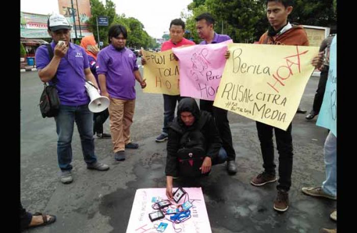 Gelar Aksi Damai Peringatan HPN, PWI Blitar Ajak Masyarakat Tangkal Berita Hoax Gelar Aksi Damai Peringatan HPN, PWI Blitar Ajak Masyarakat Tangkal Berita Hoax