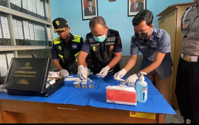 Satreskoba Polres Tuban Gelar Tes Urine Dadakan pada Puluhan Driver PT Silog Satreskoba Polres Tuban Gelar Tes Urine Dadakan pada Puluhan Driver PT Silog