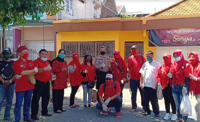 PDIP Gresik Awasi Pencairan BLT-DD sambil bagi Masker Cegah Sebaran Corona