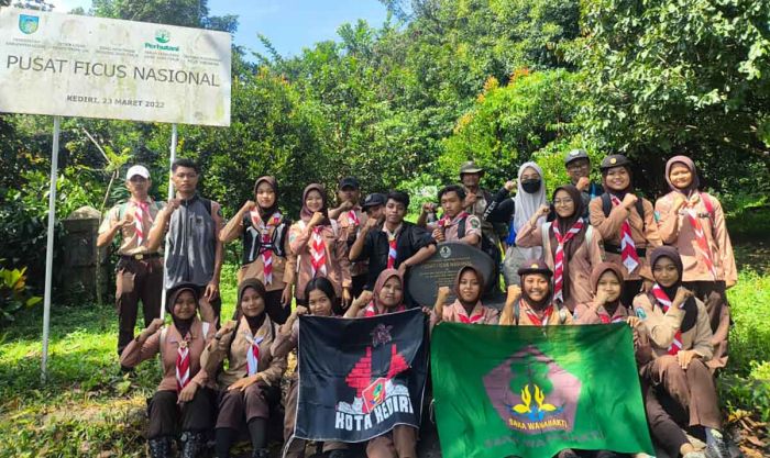 Anggota Saka Wanabakti Kediri dikenalkan Jenis Pohon dan Satwa di Alas Simpenan Anggota Saka Wanabakti Kediri dikenalkan Jenis Pohon dan Satwa di Alas Simpenan