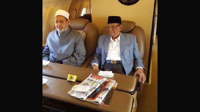 Ingatkan Bahaya LGBT dan Syiah, Grand Syaikh Al-Azhar Lengket dengan KH Hasyim Muzadi Ingatkan Bahaya LGBT dan Syiah, Grand Syaikh Al-Azhar Lengket dengan KH Hasyim Muzadi