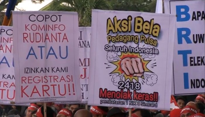 Ribuan Kartu Perdana Dibakar Sekelompok Pelaku Usaha di Malang Ribuan Kartu Perdana Dibakar Sekelompok Pelaku Usaha di Malang