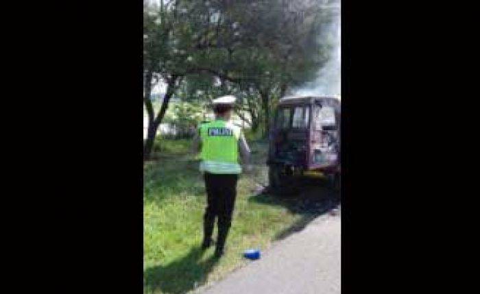 Suzuki Jimny Terbakar di Tol Sidoarjo Suzuki Jimny Terbakar di Tol Sidoarjo