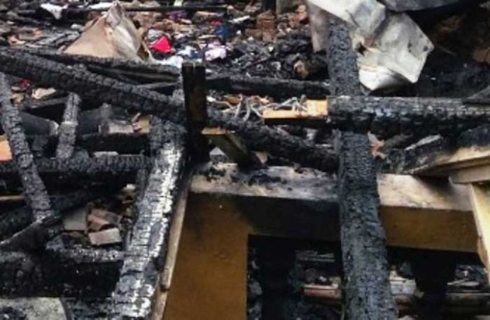 Ditinggal ke Sawah, Rumah di Mangkujajar Lamongan Ludes Terbakar Ditinggal ke Sawah, Rumah di Mangkujajar Lamongan Ludes Terbakar