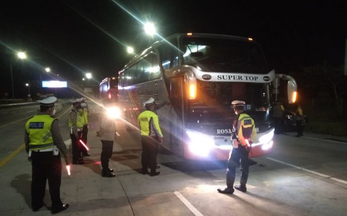 Polda Jatim Terjunkan 20 Ribu Personel, PPKM Darurat Mulai Pukul 00.00, Ini Potretnya Polda Jatim Terjunkan 20 Ribu Personel, PPKM Darurat Mulai Pukul 00.00, Ini Potretnya