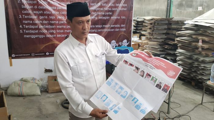 KPU Kota Kediri Temukan Ribuan Surat Suara Rusak saat Proses Sortir dan Lipat KPU Kota Kediri Temukan Ribuan Surat Suara Rusak saat Proses Sortir dan Lipat