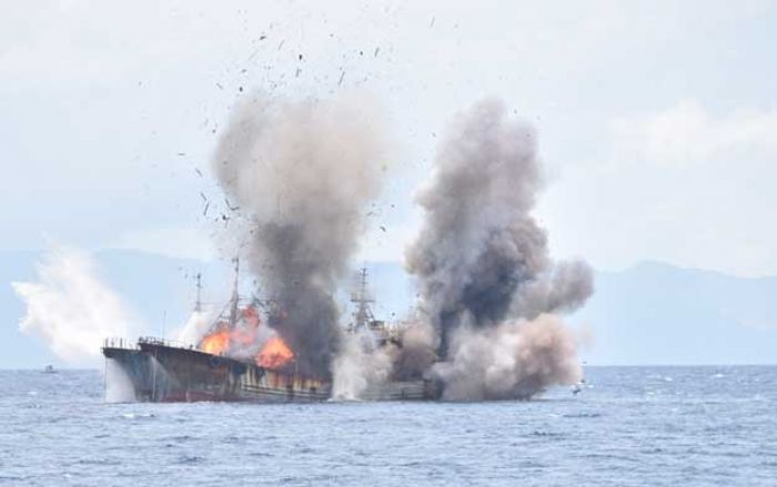 Kasarmatim Saksikan Proses Penenggelaman Kapal Ikan Asing Pelaku Illegal Fishing Kasarmatim Saksikan Proses Penenggelaman Kapal Ikan Asing Pelaku Illegal Fishing