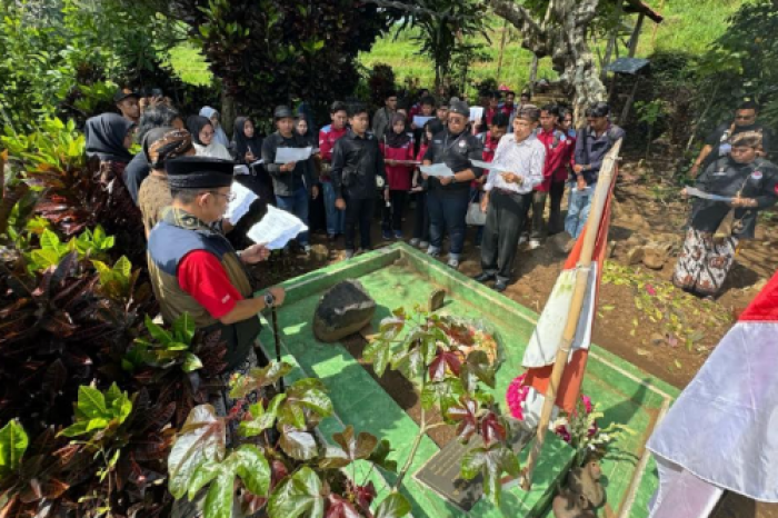 Peringati Haul ke-76 Tan Malaka di Kediri, Puluhan Pegiat dan Mahasiswa Kirim Doa di Area Makam Peringati Haul ke-76 Tan Malaka di Kediri, Puluhan Pegiat dan Mahasiswa Kirim Doa di Area Makam