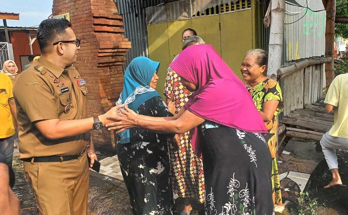 Pj Wali Kota Mojokerto Kembali Salurkan Bantuan untuk Lansia Kurang Mampu