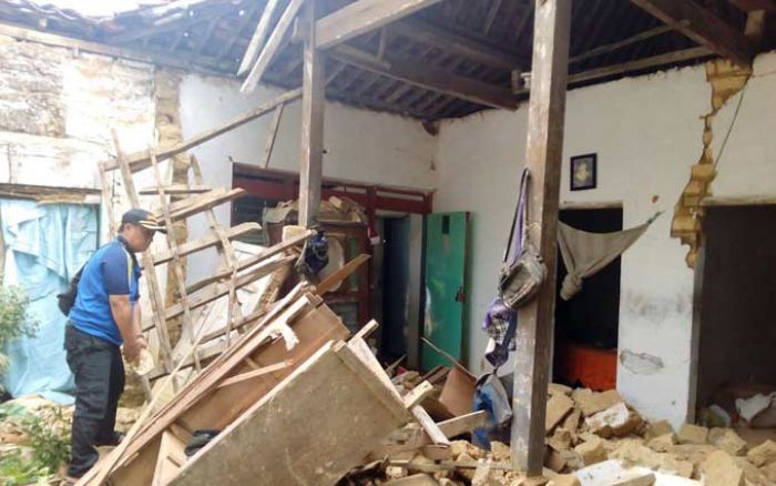 Dinding Rumah Warga Pakong Roboh, Pemilik Sebut Karena Angin Kencang, BPBD: Bangunannya yang Rapuh Dinding Rumah Warga Pakong Roboh, Pemilik Sebut Karena Angin Kencang, BPBD: Bangunannya yang Rapuh