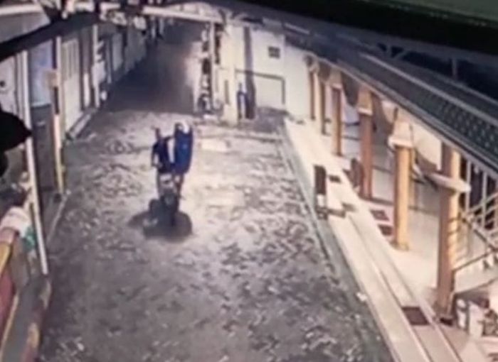 Viral Seorang Maling Gasak 3 Tong Sampah di Sidoarjo Resahkan Warga Sedati Viral Seorang Maling Gasak 3 Tong Sampah di Sidoarjo Resahkan Warga Sedati