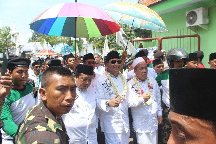 Banjari Iringi Pasangan Adjib Daftar ke KPU Pasuruan