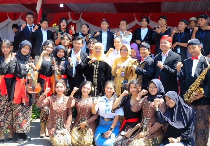 Pimpin Upacara Hardiknas 2026, Gubernur Khofifah Apresiasi Paskibra Bersatu Lintas Jenjang