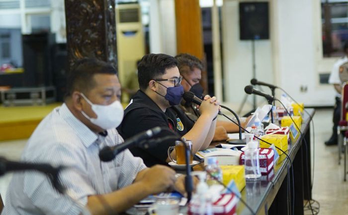 Kejar Target, Petugas Vaksin di Kediri Masuk Pasar Sapi Kejar Target, Petugas Vaksin di Kediri Masuk Pasar Sapi