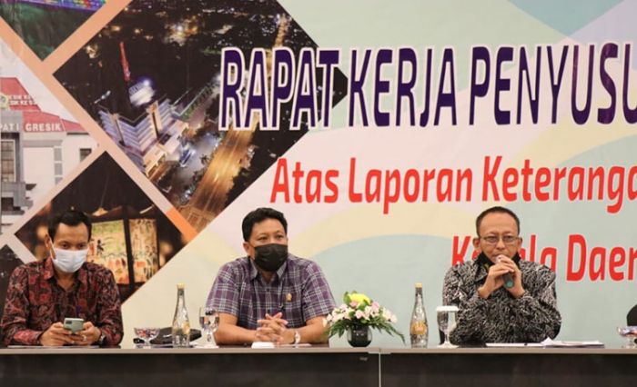 Pengangguran Jadi Topik Penting dalam Penyusunan Rekomendasi LKPJ Kepala Daerah Gresik Akhir TA 2020 Pengangguran Jadi Topik Penting dalam Penyusunan Rekomendasi LKPJ Kepala Daerah Gresik Akhir TA 2020