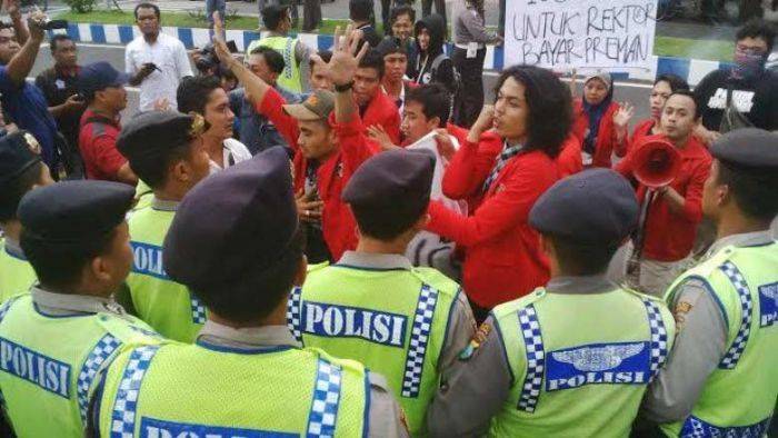 Demo Mahasiswa Untag Jember Ricuh, Kampus Dimasuki Preman Demo Mahasiswa Untag Jember Ricuh, Kampus Dimasuki Preman