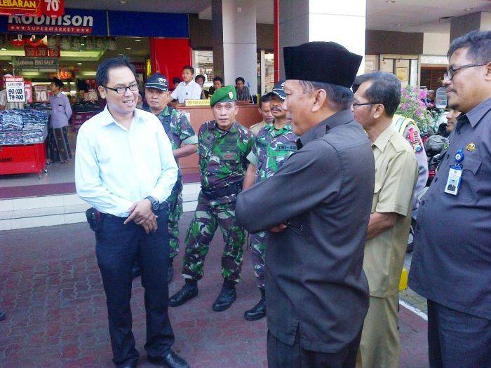 Sambari Marahi Manager Ramayana dan Matahari