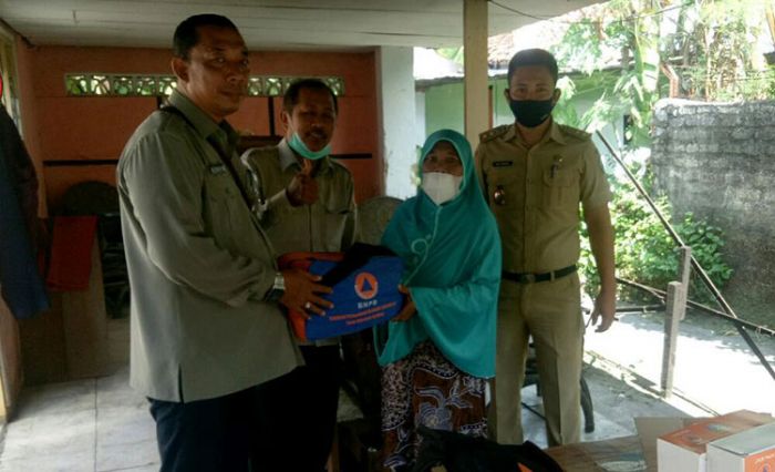 BPBD Pamekasan Serahkan Bantuan Kebutuhan Dasar bagi Nenek Korban Kebakaran BPBD Pamekasan Serahkan Bantuan Kebutuhan Dasar bagi Nenek Korban Kebakaran