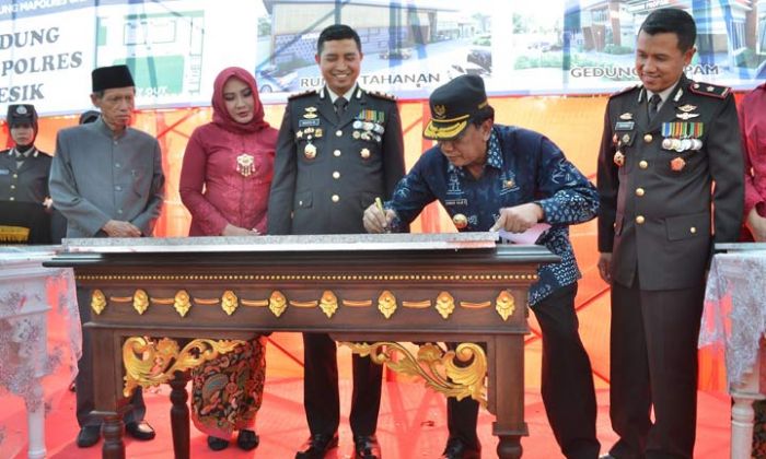 Resmi Hibahkan Rp 165 M, Bupati Sambari Teken Prasasti Pembangunan Mako Baru Polres Gresik