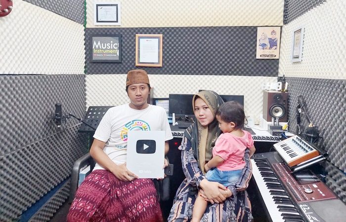 Lewat Selawat, Pasutri ini Raih Plakat Silver Play Button dari Youtube Lewat Selawat, Pasutri ini Raih Plakat Silver Play Button dari Youtube
