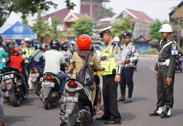 Operasi Zebra Semeru di Bangkalan Datangkan Ustadz, Berikan Pencerahan kepada Pelanggar Lalin Operasi Zebra Semeru di Bangkalan Datangkan Ustadz, Berikan Pencerahan kepada Pelanggar Lalin