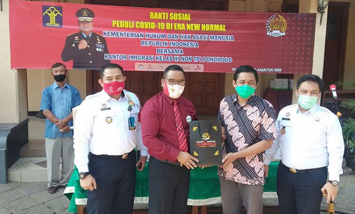 Kanwil Kemenkumham Jatim Bersama Kantor Imigrasi Kelas III Non-TPI Ponorogo Salurkan Bantuan APD