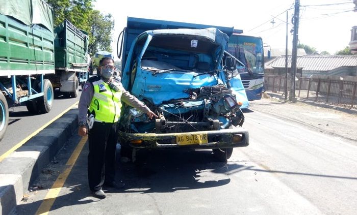 Kecelakaan di Raya Sidorejo Krian, Truk Ringsek Usai Dipepet dan Dihantam Sesama Truk Kecelakaan di Raya Sidorejo Krian, Truk Ringsek Usai Dipepet dan Dihantam Sesama Truk