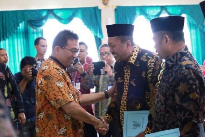 Terima SK dari Kepala BKN Pusat, 2 Cabup Bojonegoro Pensiun Dini Terima SK dari Kepala BKN Pusat, 2 Cabup Bojonegoro Pensiun Dini