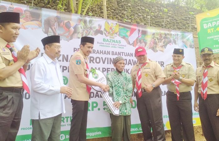 Baznas Jatim Dibantu Pramuka Gelar Bedah Rumah dan Beri Bantuan Modal di Trenggalek