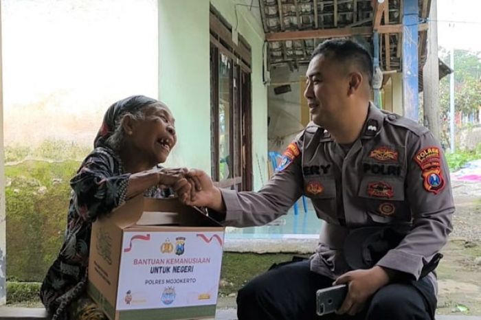 Polres Mojokerto Salurkan Bantuan Sosial untuk Warga Trawas Polres Mojokerto Salurkan Bantuan Sosial untuk Warga Trawas