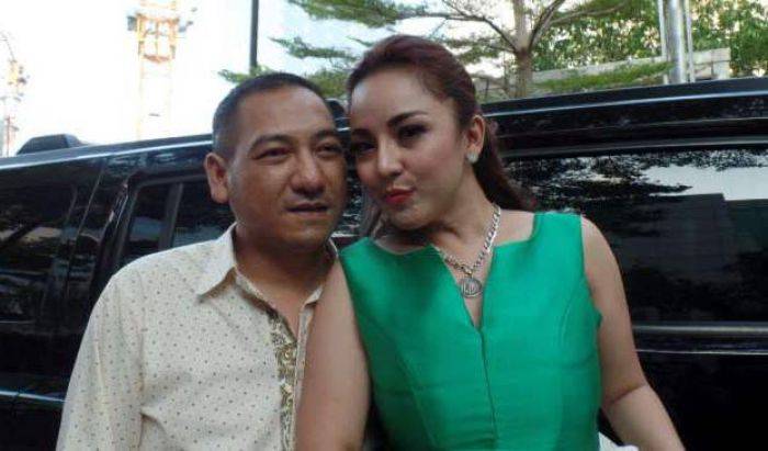 Suami Baru Regina Terlilit Hutang, Keluarga Tuding Kena Sihir Suami Baru Regina Terlilit Hutang, Keluarga Tuding Kena Sihir