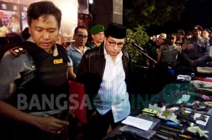 Kapolda Jatim Pastikan Terduga Teroris dalam Mobil Terios hanya 6 Orang, 1 Lainnya Tidak Berkaitan Kapolda Jatim Pastikan Terduga Teroris dalam Mobil Terios hanya 6 Orang, 1 Lainnya Tidak Berkaitan
