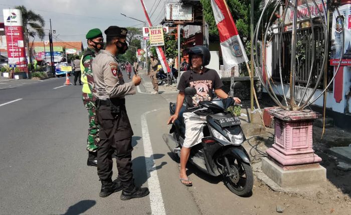 Petugas Gabungan Buru Warga Kota Blitar yang Percaya Diri Tak Pakai Masker di Jalanan Petugas Gabungan Buru Warga Kota Blitar yang Percaya Diri Tak Pakai Masker di Jalanan