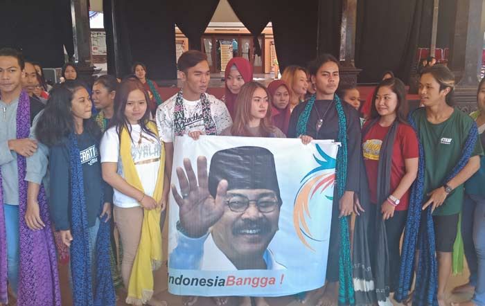 Seniman Jatim Deklarasi Dukung Jokowi-Soekarwo Seniman Jatim Deklarasi Dukung Jokowi-Soekarwo