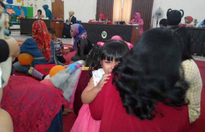 Hujan Tangis Balita Menggema di Aula Dinas Kesehatan Kota Mojokerto Hujan Tangis Balita Menggema di Aula Dinas Kesehatan Kota Mojokerto