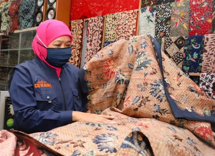 Gubernur Khofifah Kunjungi Sentra Batik Tanjung Bumi, Penjualan Mulai Normal Sejak Akhir Mei Gubernur Khofifah Kunjungi Sentra Batik Tanjung Bumi, Penjualan Mulai Normal Sejak Akhir Mei