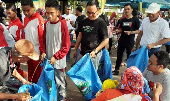 Wujudkan Pamekasan Bebas Sampah 2025, Bupati Pimpin Aksi Pungut Sampah Wujudkan Pamekasan Bebas Sampah 2025, Bupati Pimpin Aksi Pungut Sampah