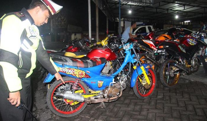 Polres Ngawi Amankan Belasan Motor Berknalpot Brong saat Malam Tahun Baru Polres Ngawi Amankan Belasan Motor Berknalpot Brong saat Malam Tahun Baru