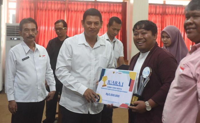 Serahkan Hadiah Pemenang Lomba Video Berita KIM, Mas Abu Ajak Kenalkan Berbagai Potensi Kota Kediri Serahkan Hadiah Pemenang Lomba Video Berita KIM, Mas Abu Ajak Kenalkan Berbagai Potensi Kota Kediri