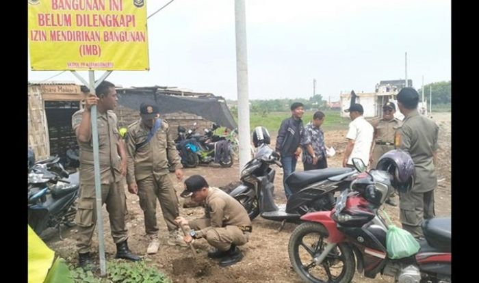Tak Miliki IMB, Pembangunan Rumah Pengusaha Kaya di Kota Mojokerto Dihentikan Paksa Tak Miliki IMB, Pembangunan Rumah Pengusaha Kaya di Kota Mojokerto Dihentikan Paksa