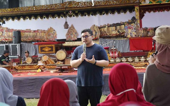 Bupati Kediri Beri HP untuk Penonton yang Jarang Pulang karena Nonton Wayang Bupati Kediri Beri HP untuk Penonton yang Jarang Pulang karena Nonton Wayang