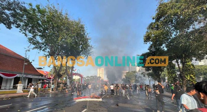 Demo Ojol di Surabaya Ricuh, Pagar Grahadi Ambruk, Petugas Tembakkan Gas Air Mata Demo Ojol di Surabaya Ricuh, Pagar Grahadi Ambruk, Petugas Tembakkan Gas Air Mata