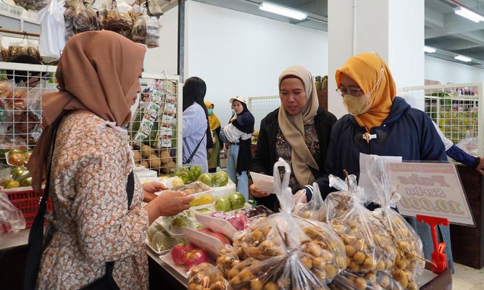 Rayakan Hari Jadi ke-22, ASN Pemkot Batu Belanja Bareng di Pasar Induk Among Tani Rayakan Hari Jadi ke-22, ASN Pemkot Batu Belanja Bareng di Pasar Induk Among Tani
