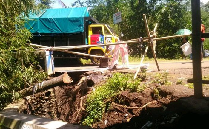 2 Bulan Ambrol, Jembatan Wadung Malang Ancam Keselamatan Warga 2 Bulan Ambrol, Jembatan Wadung Malang Ancam Keselamatan Warga