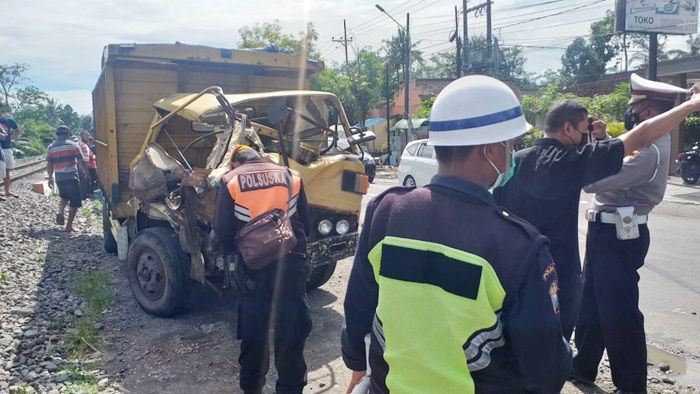 Tiba-tiba Mogok di Atas Rel, Truk Muat Batu Dihantam KA Gajayana, Sopir Luka Parah Tiba-tiba Mogok di Atas Rel, Truk Muat Batu Dihantam KA Gajayana, Sopir Luka Parah