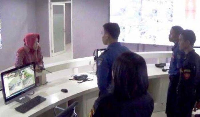 Sidak Siola, Risma Marah, Jaringan Command Center 112 Tak Berfungsi Sidak Siola, Risma Marah, Jaringan Command Center 112 Tak Berfungsi