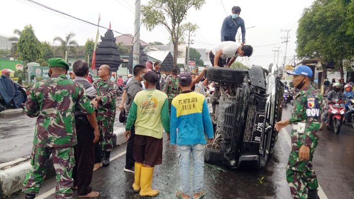 Tabrak Pembatas Jalan, Pajero Sport Terguling di Jalan RA Kartini Gresik