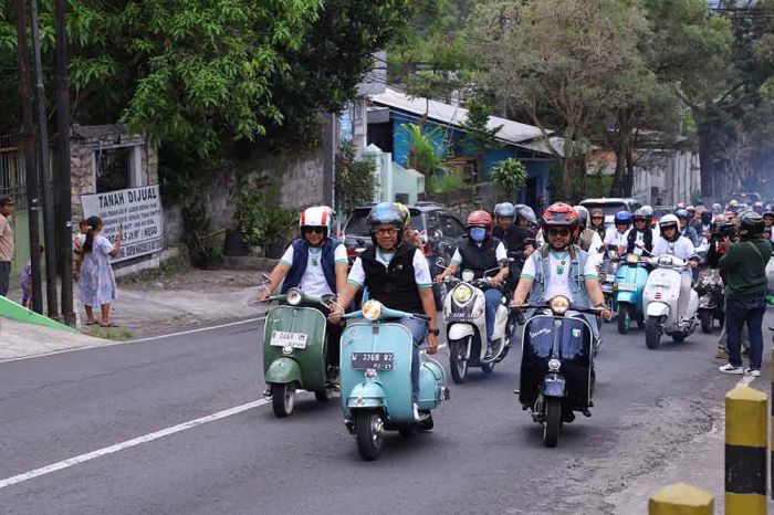 Wali Kota Batu dan Wawali Ikuti Kirab Obor Porprov IX Jatim bersama Komunitas Vespa Wali Kota Batu dan Wawali Ikuti Kirab Obor Porprov IX Jatim bersama Komunitas Vespa