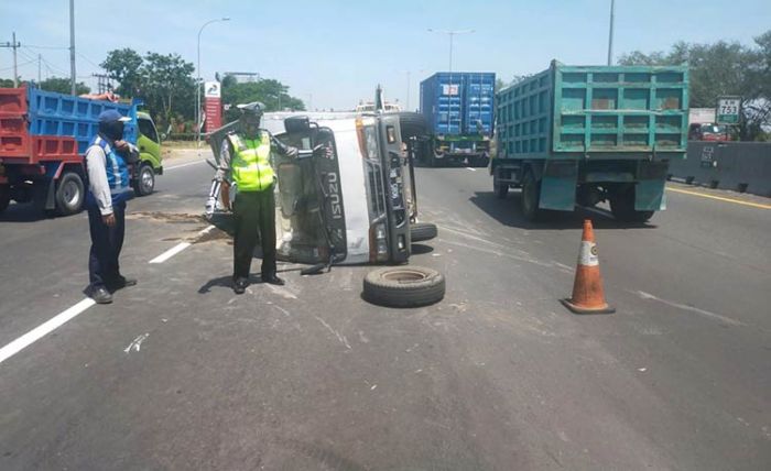 Ban Meletus, Truk Boks Muatan Kawat Ram Terguling di Tol Sidoarjo Ban Meletus, Truk Boks Muatan Kawat Ram Terguling di Tol Sidoarjo