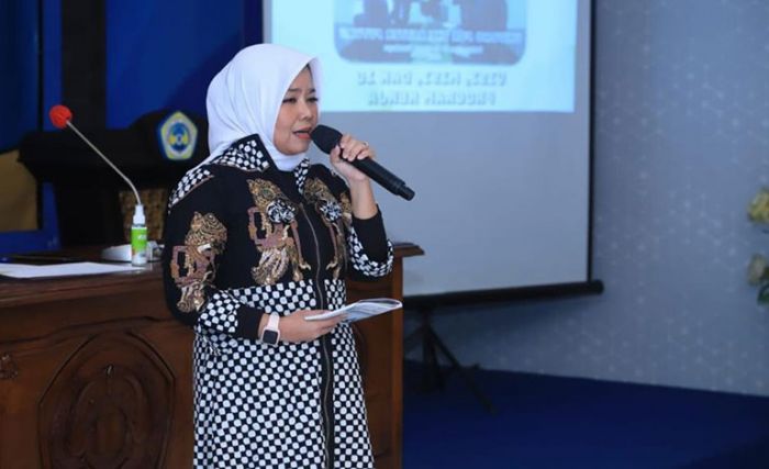 Penyampaian Visi-Misi Calon Rektor Unitomo, Mei Tampil Meyakinkan dan Enerjik Penyampaian Visi-Misi Calon Rektor Unitomo, Mei Tampil Meyakinkan dan Enerjik